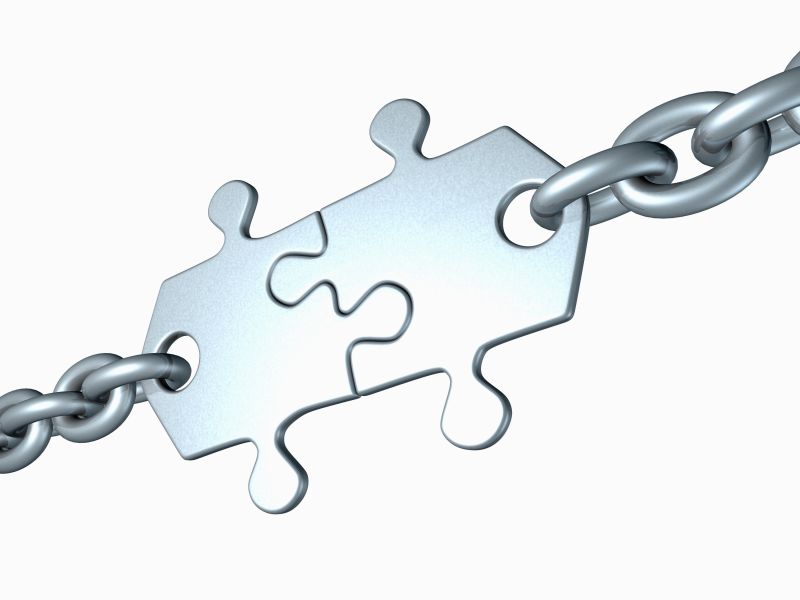 白色背景上带链子的拼图