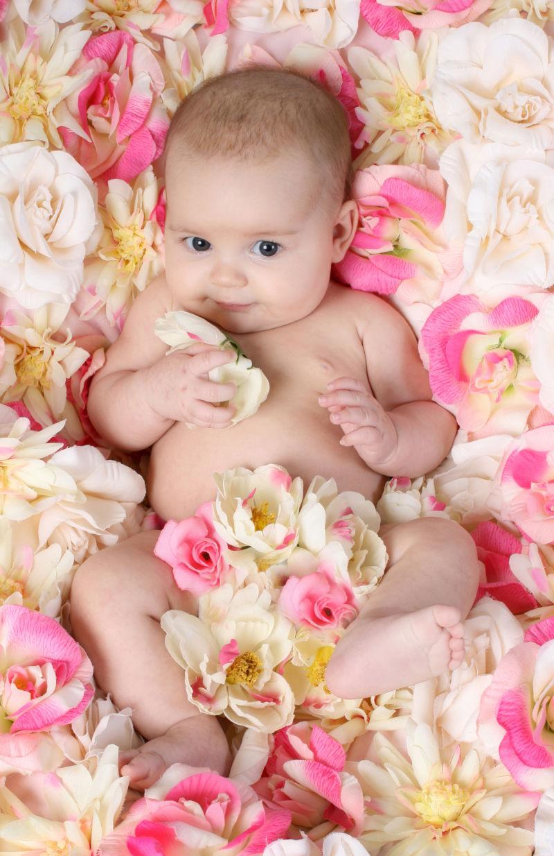 婴儿躺在花儿中