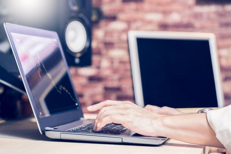 正在使用商业笔记本的男人