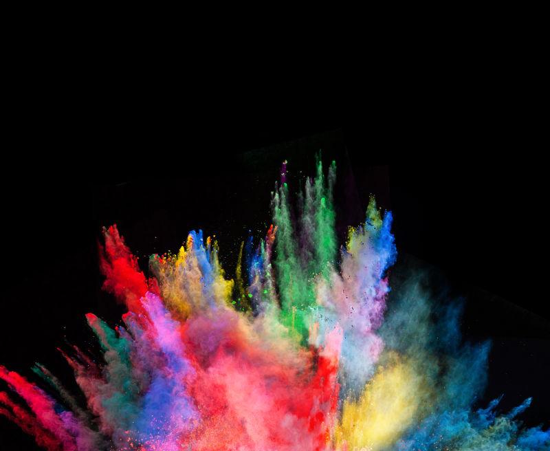 在黑色背景下的发射彩色粉末