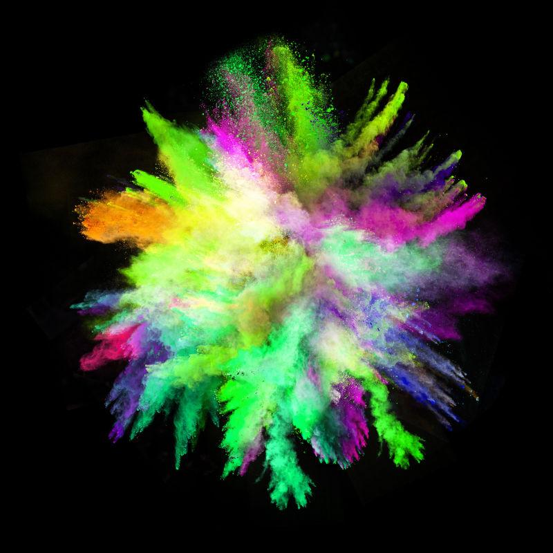 黑色背景下发射彩色粉末