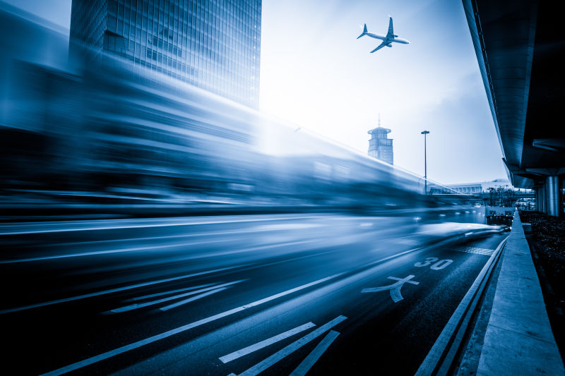 城市建筑背景下的光线轨迹