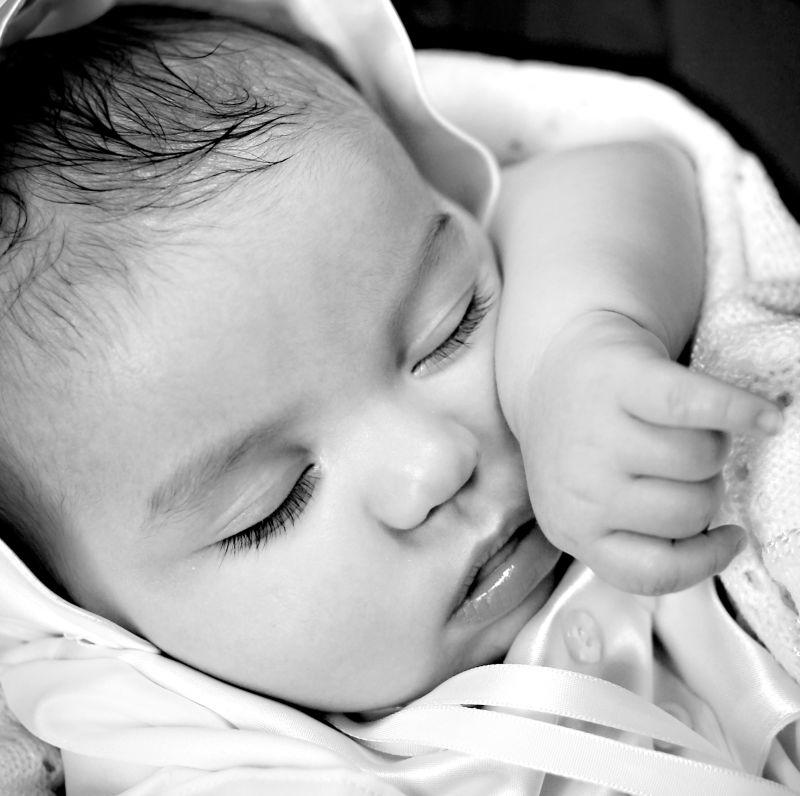 休息的黑白婴儿