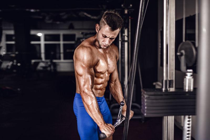 穿着蓝色健身裤的男人