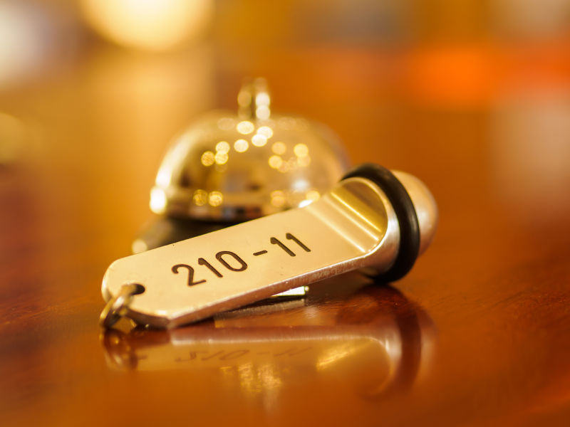 桌子上的金色酒店钥匙
