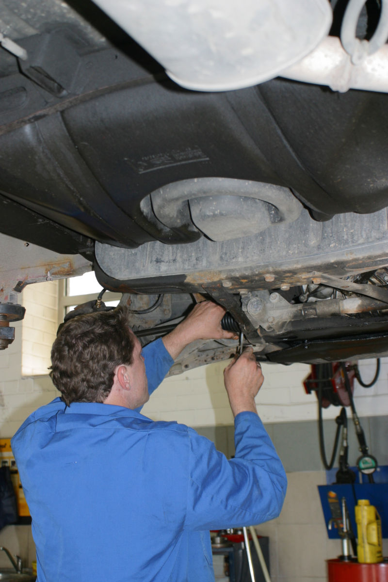 修理汽车底部的男人