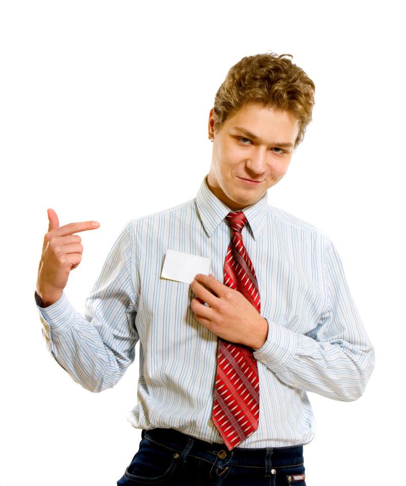 帅气的男子拿着空白名片