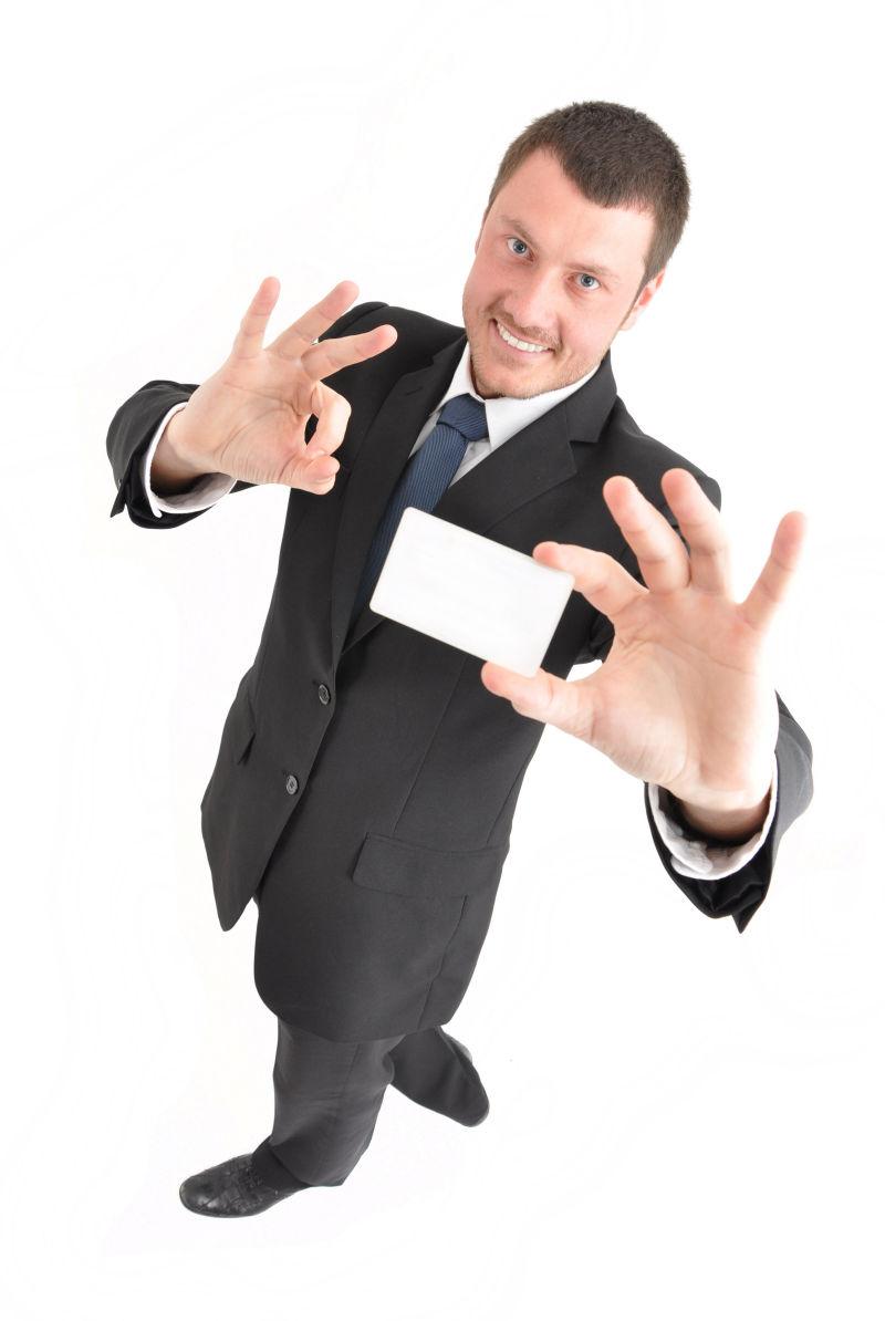 白色背景中拿着空白名片的男子