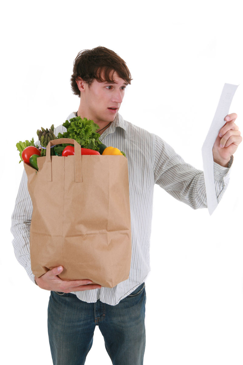 男人看着食材菜单