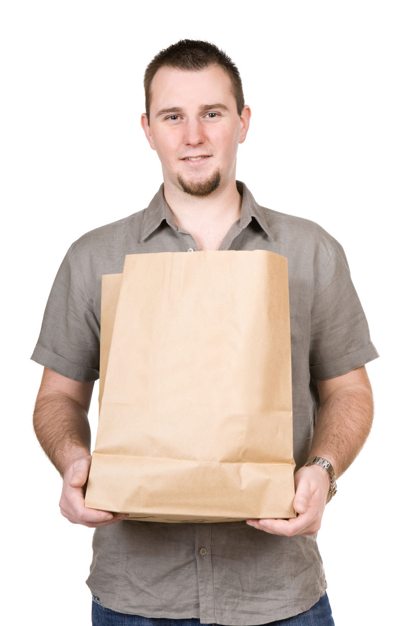 男人拿着食材袋
