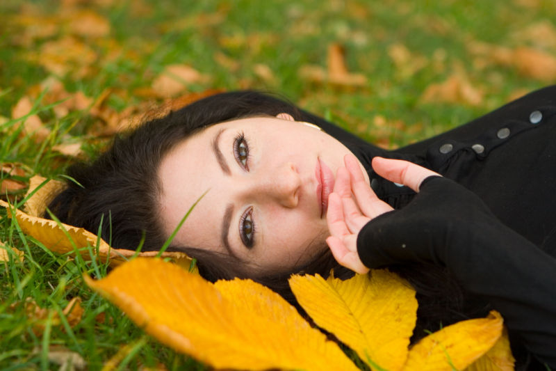 躺在秋天公园里的美女