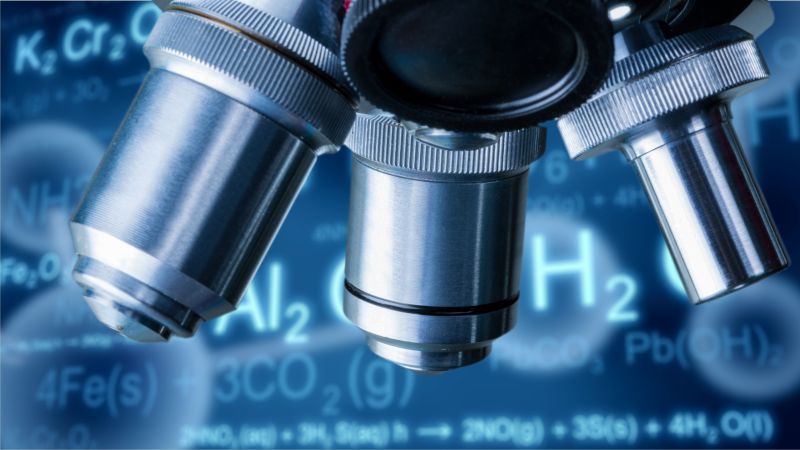 蓝色背景上的显微镜