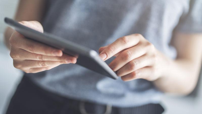 女性使用数码平板