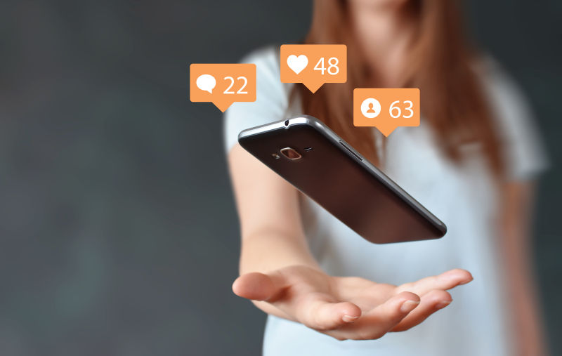 女人在使用智能手机