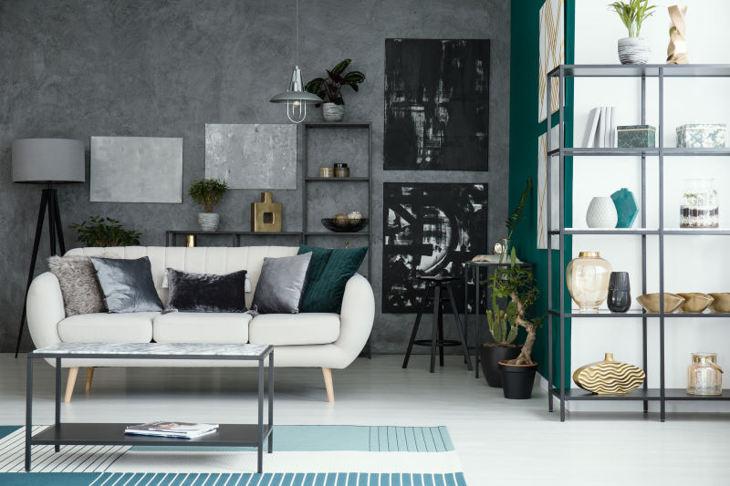 米色长椅和客厅内的桌子