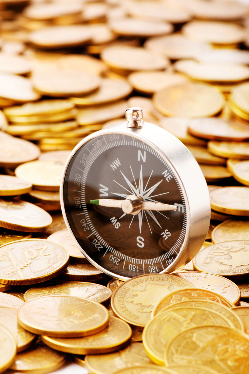 一堆金币上的指南针