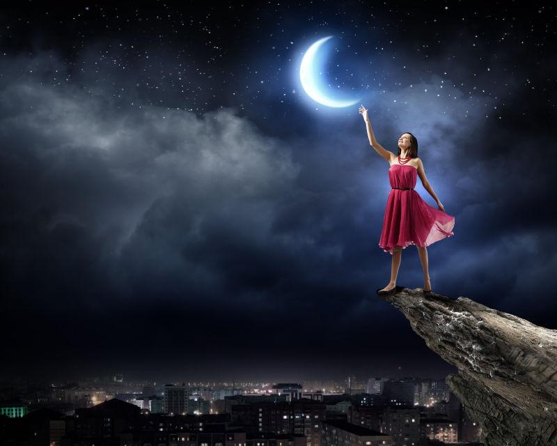 女人站在月亮下的图片图片