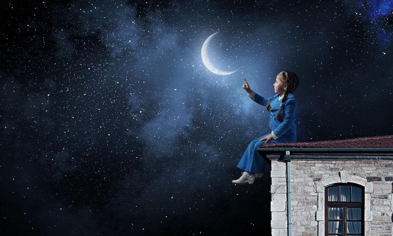 黑夜里屋顶上触摸月亮的女孩