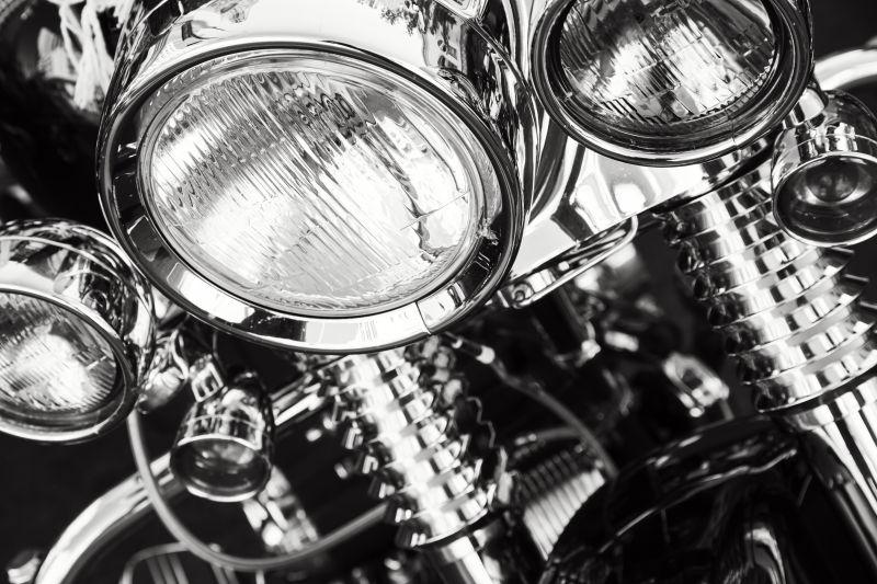 白色金属摩托车的特写