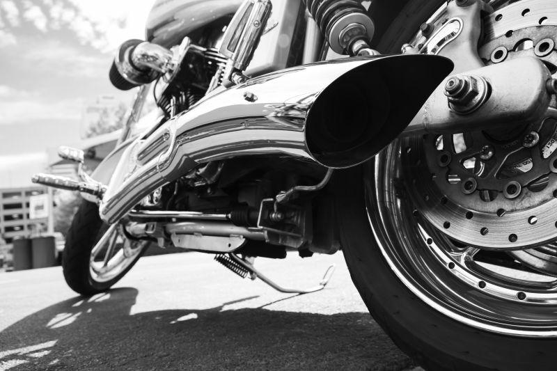 摩托车由下到上的拍摄