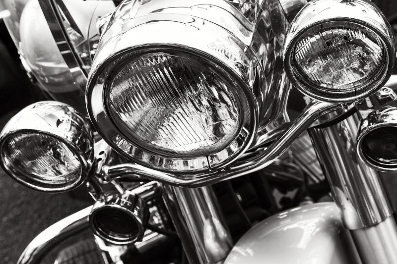 摩托车前面的大灯的特写