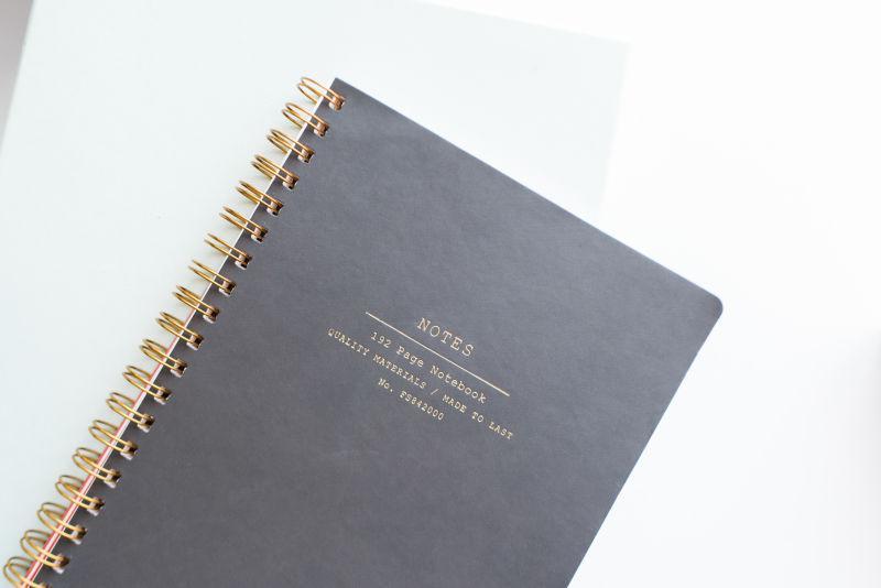 桌面上的笔记本黑色