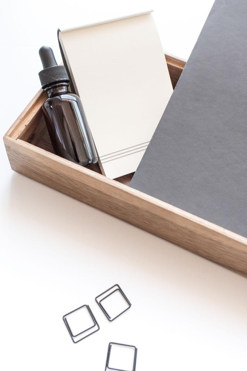 桌面上的精油和笔记本