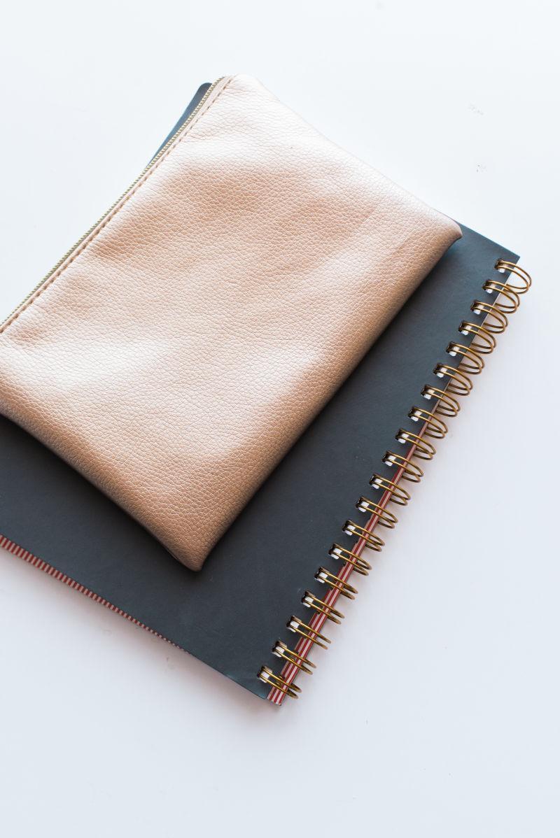 桌面上的笔记本和钱包