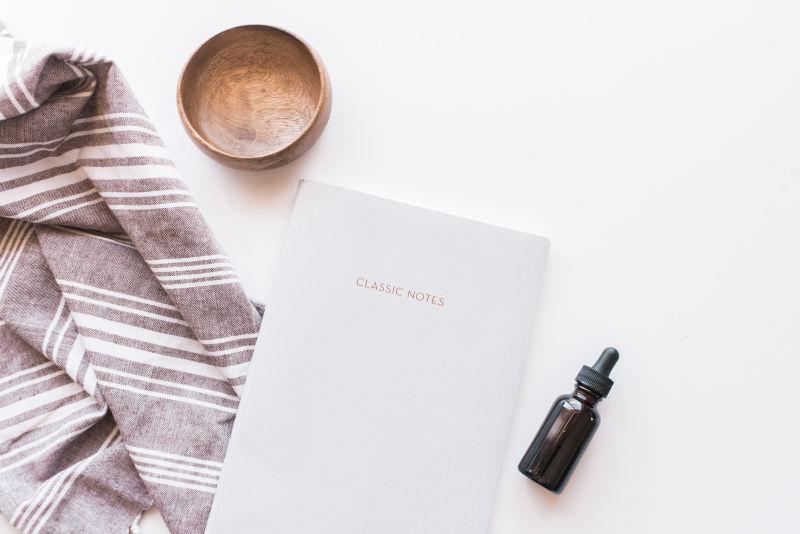 简洁的桌面上的碗和精油