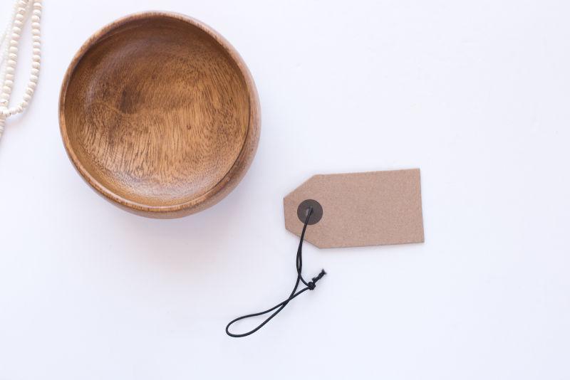 桌面上的碗和吊牌