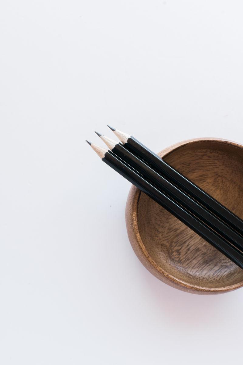 桌面上的铅笔和碗