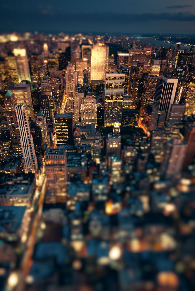 黑色背景下的纽约曼哈顿城市建筑夜景