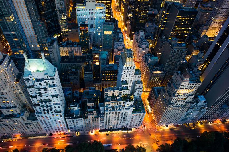 曼哈顿中央公园灯火通明的城市建筑和街道