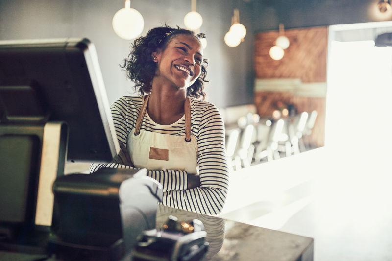咖啡馆里微笑的年轻非洲女服务员