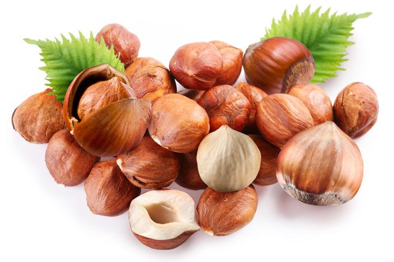 白色背景的榛子