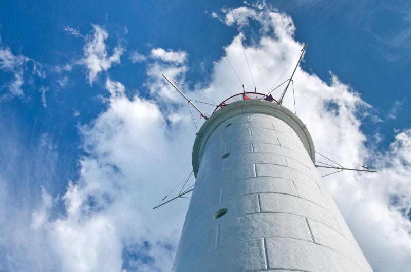 蓝天白云下的港口灯塔