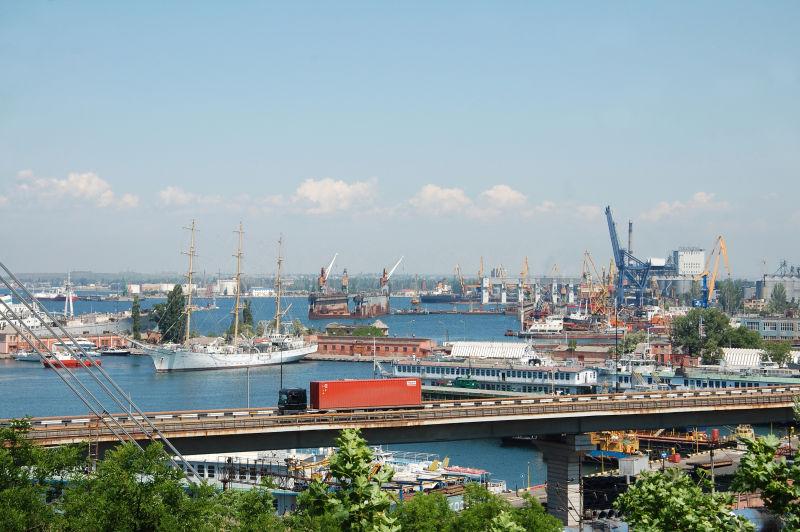 阳光明媚的中午敖德萨港码头的港口起重机和轮船