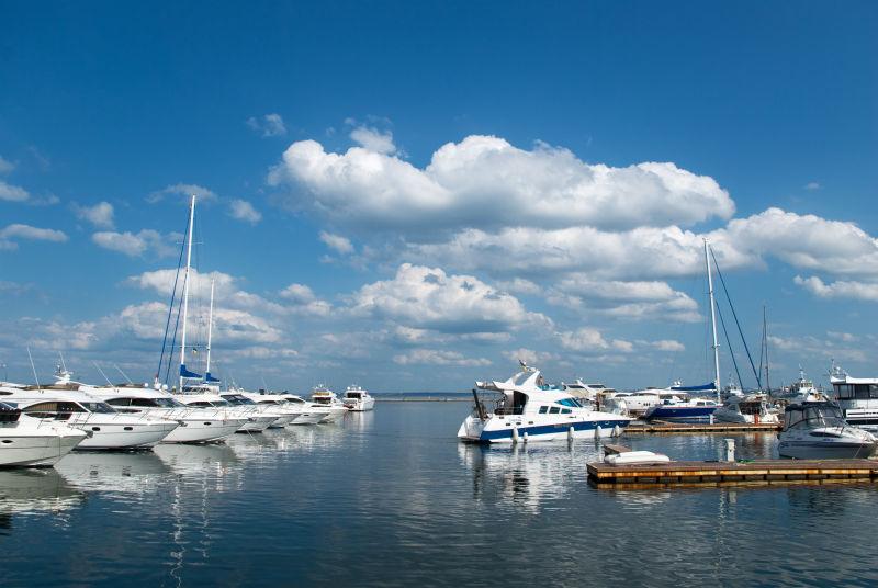 蓝色白云下的乌克兰海上游艇