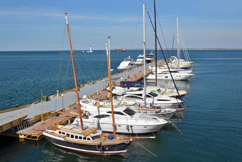 乌克兰敖德萨港码头游艇上的白色游艇