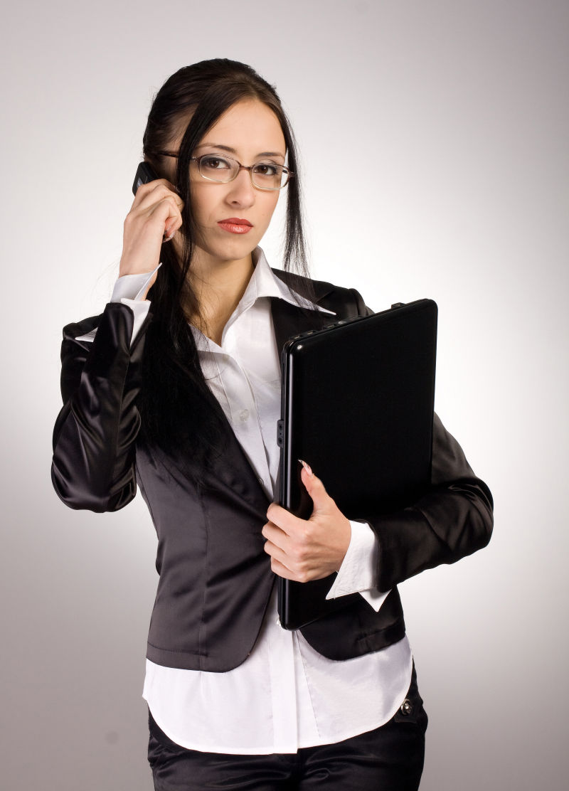 戴着眼镜打电话的女人