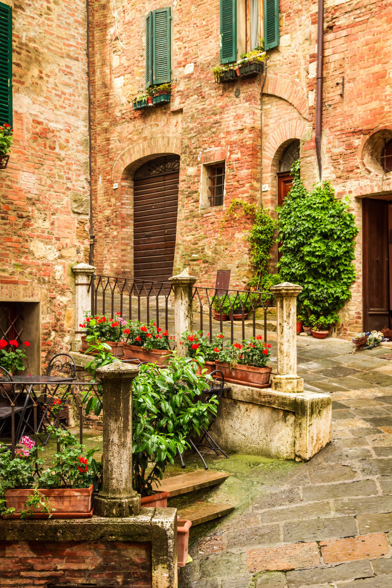 大街上的老式门廊