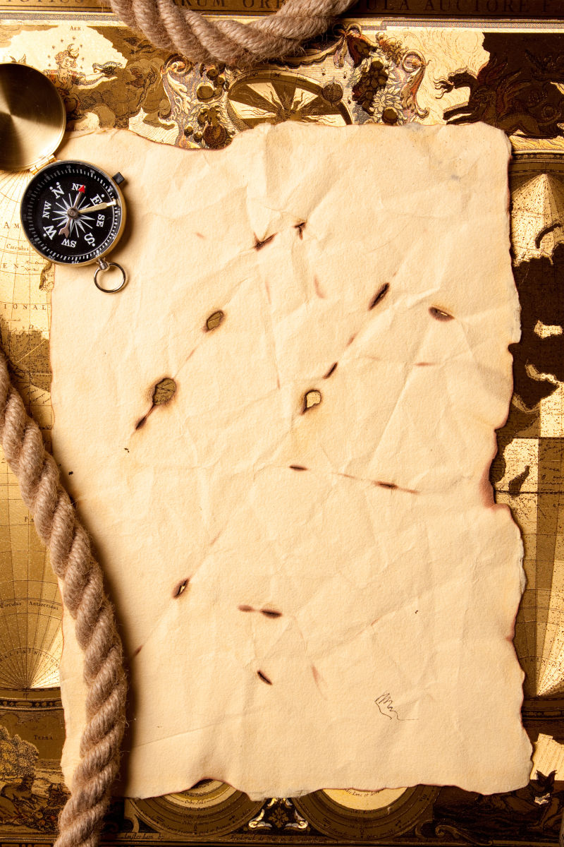 破旧纸上的指南针