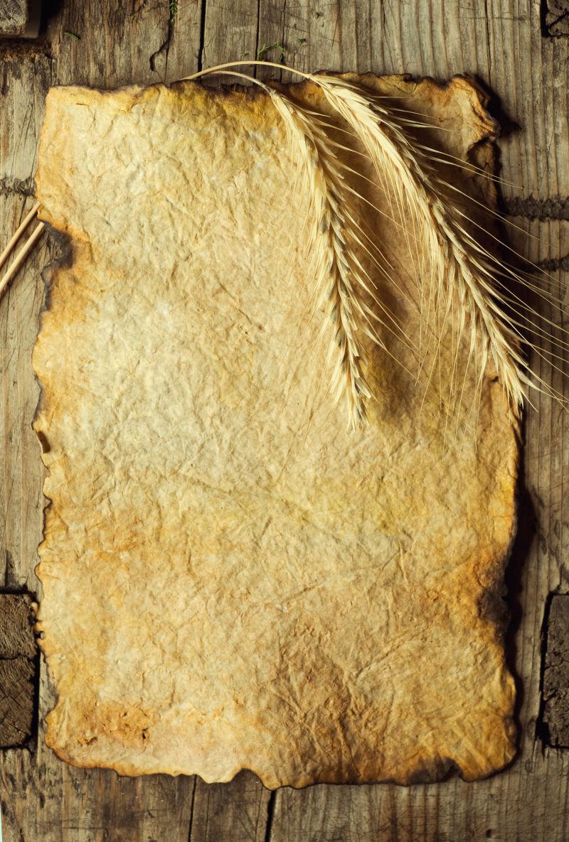 破旧的纸张上放着麦穗