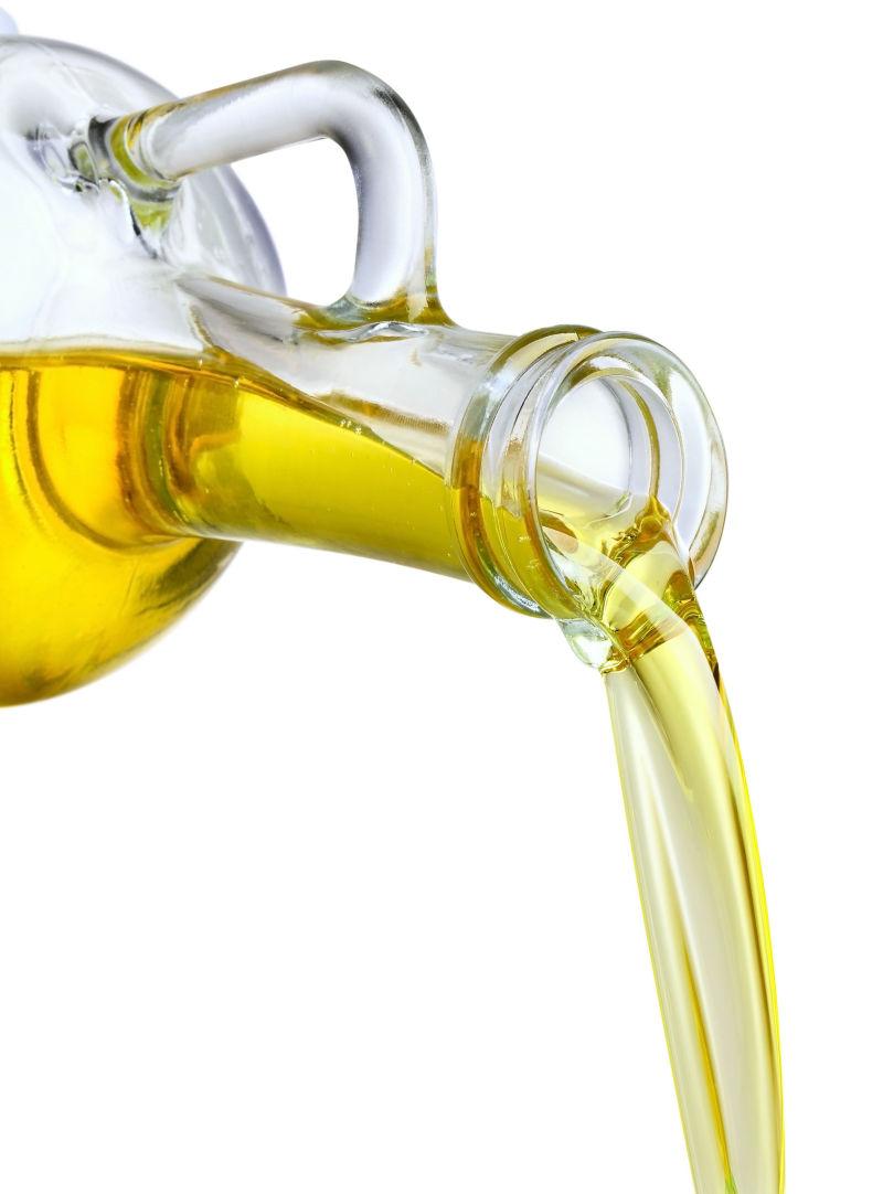 白色背景上的瓶子里的橄榄油