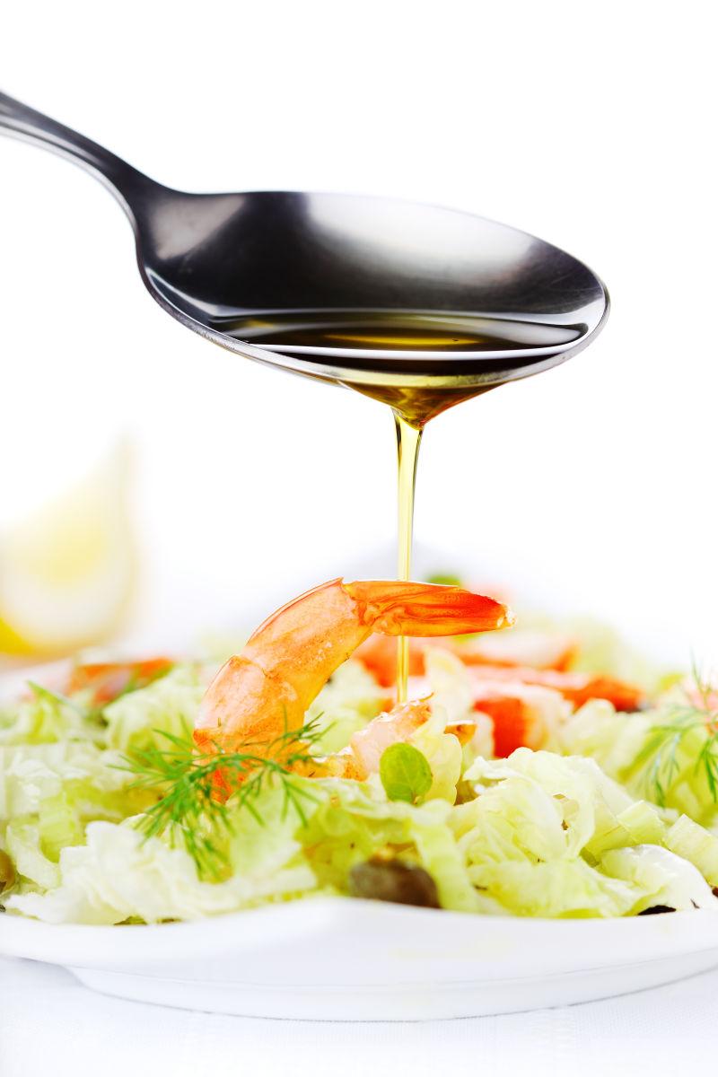 向海鲜蔬菜里倒入橄榄油