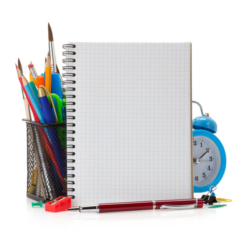 桌子上的彩色铅笔盒笔记本