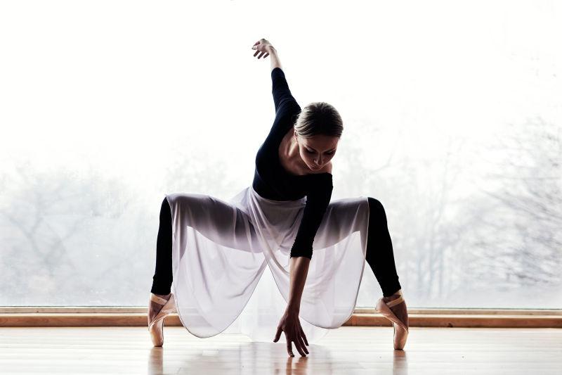 落地窗前练舞的舞者