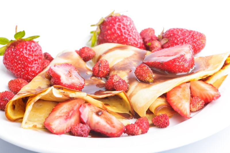 草莓煎饼在白色背景上