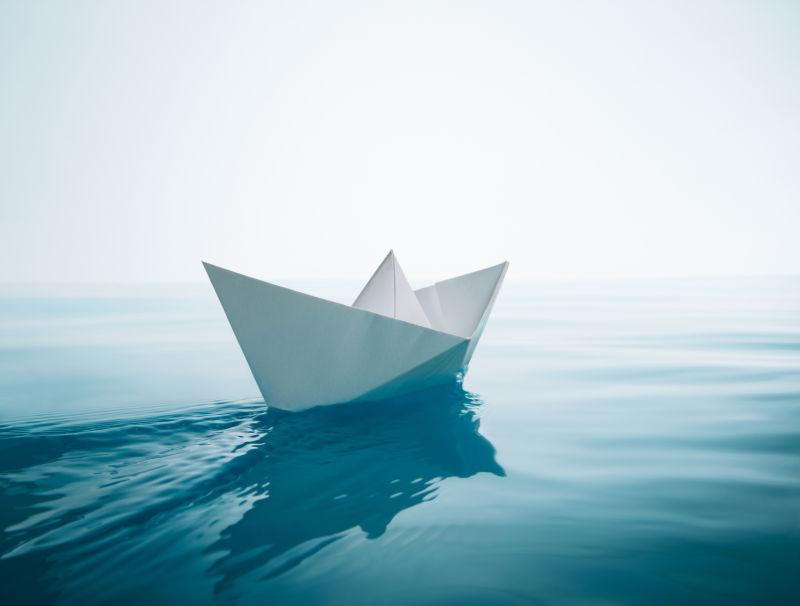 蓝色水面上的纸船