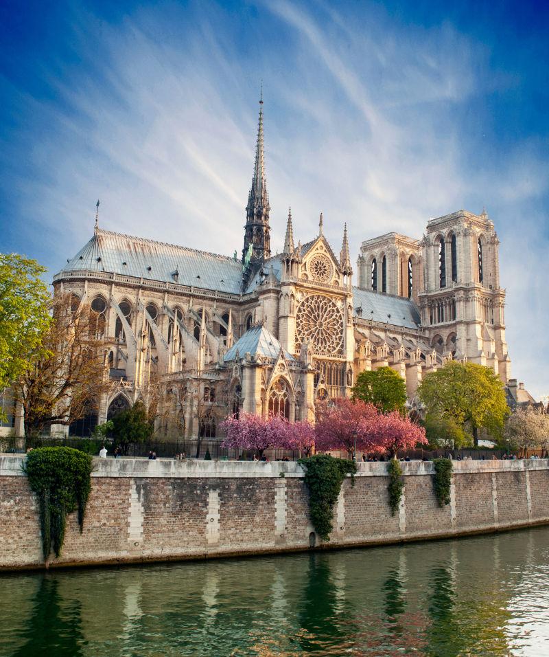 蓝天下塞纳河旁的法国巴黎圣母院